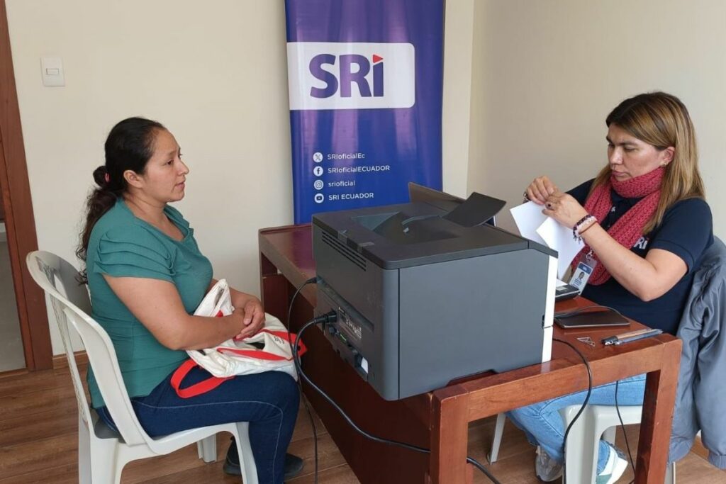 Personal del Servicio de Rentas Internas (SRI) atiende a usuaria, incluye temas de recaudación.