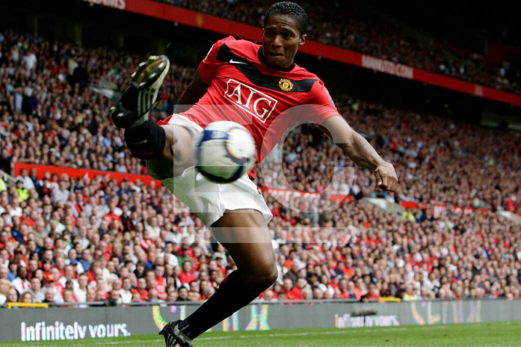 Antonio Valencia en su etapa de jugador del Manchester United.