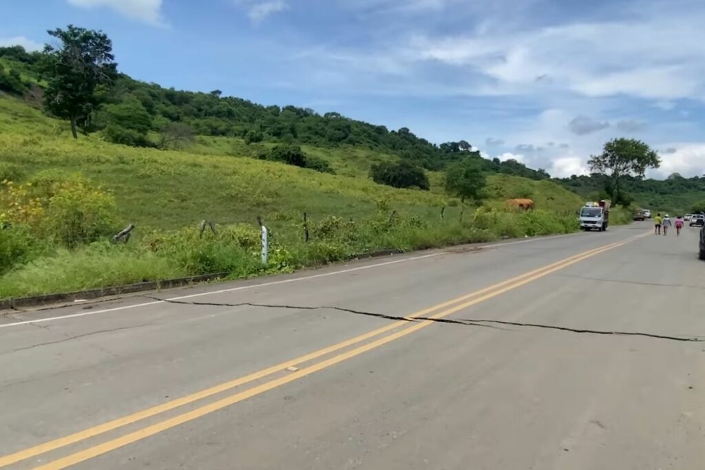 La vía que conecta a Tosagua se hundió; en otros puntos, se cuarteó