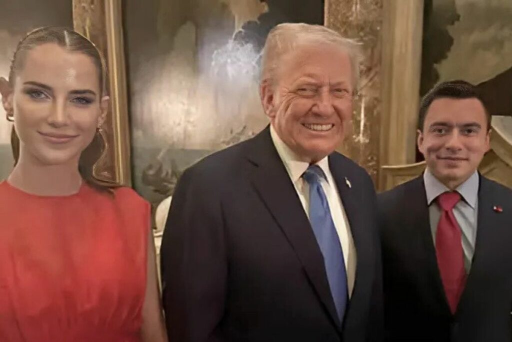 Daniel Noboa, y su esposa, Lavinia Valbonesi, junto a Donald Trump, en una visita a Estados Unidos