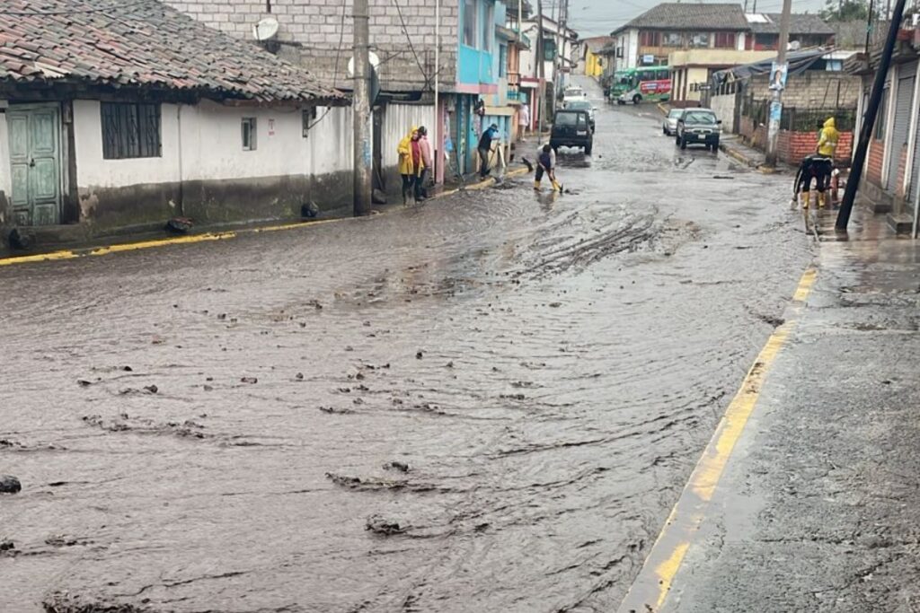 Las lluvias en Turubamba y Guajaló, en el sur de Quito, dejan viviendas y familias afectadas.