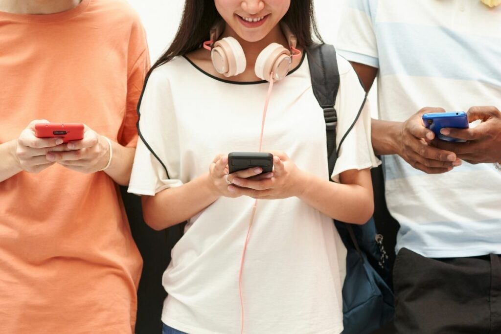 La normativa sobre el uso de celulares incluye disposiciones y recomendaciones para docentes, estudiantes y padres de familia