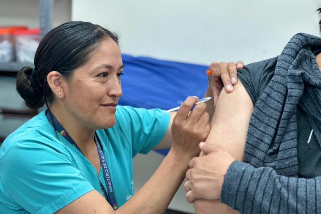 En Ecuador, las comunidad puede vacunarse contra la fiebre amarilla en los centros de salud.