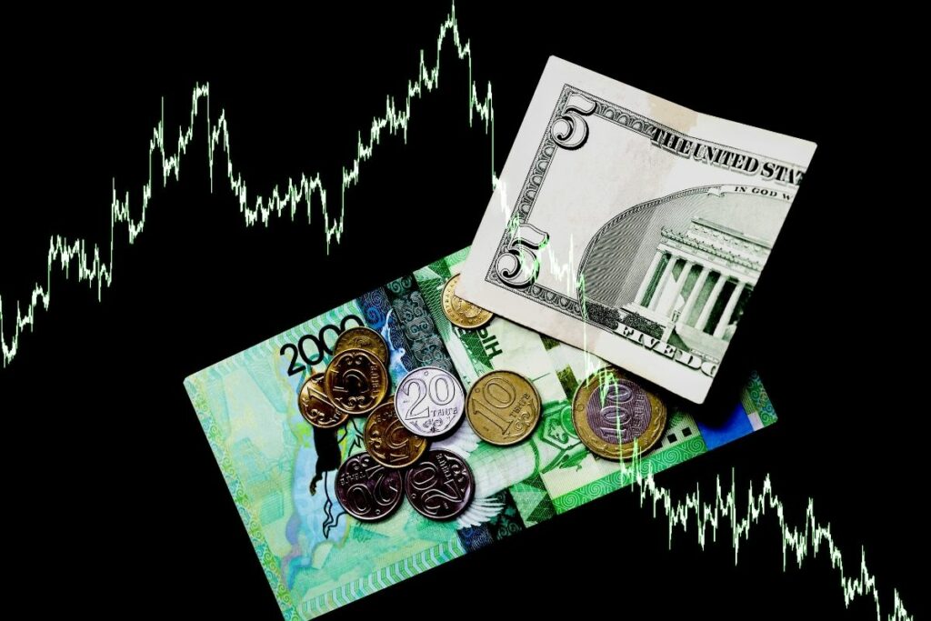 El cambio monetario entre el dólar americano y el peso colombiano varía dependiendo de la oferta y la demanda internacional