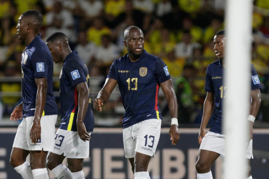 Enner Valencia (c) en un partido de las eliminatorias al Mundial 2026 en Barranquilla.