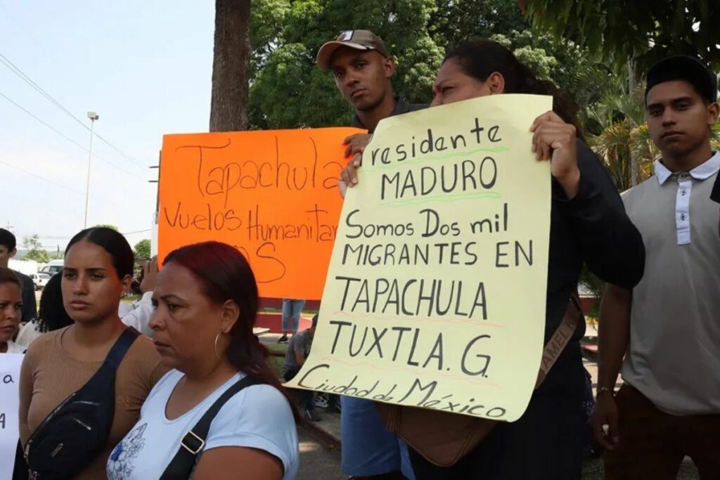 Migrantes venezolanos participan en una manifestación, en la ciudad de Tapachula (México).