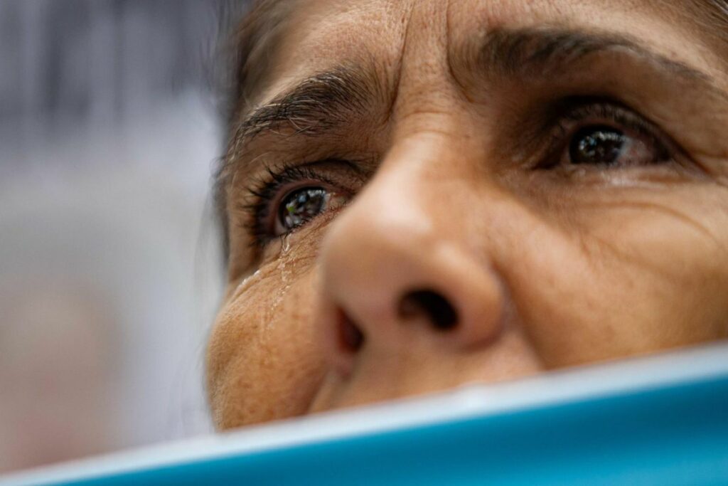 Una mujer llora durante una manifestación de familiares de venezolanos detenidos en una cárcel de El Salvador.