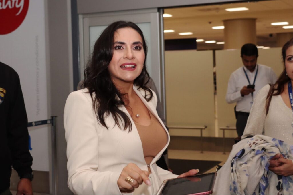 Verónica Abad regresó a Ecuador este lunes.