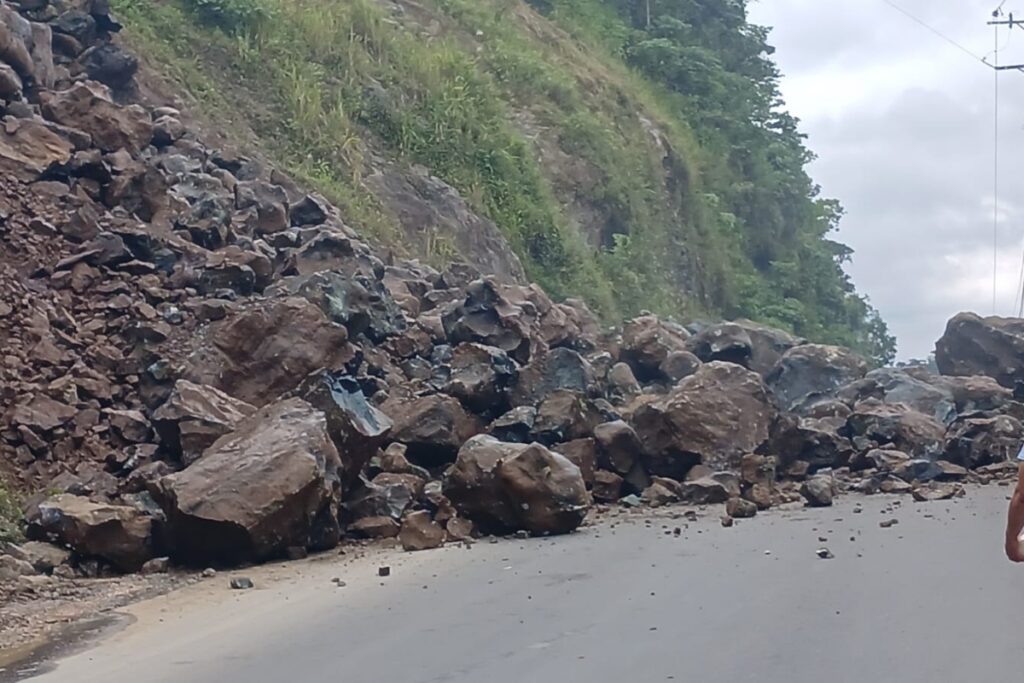 El pasado domingo, hubo deslizamiento de tierra en la vía Alóag - Santo Domingo.