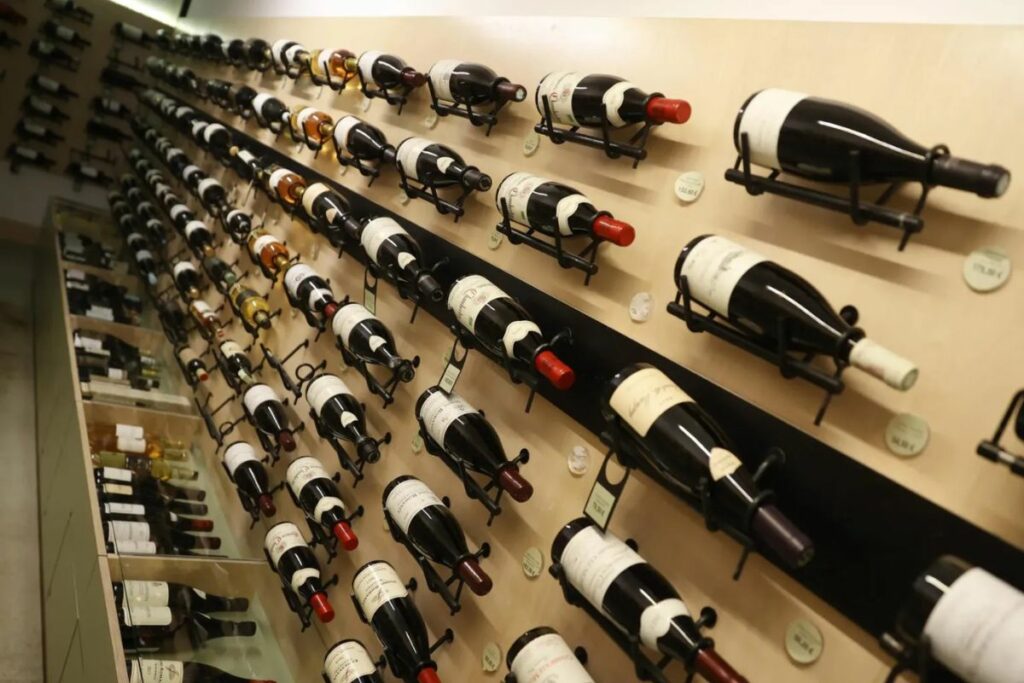 Vista de una estantería con botellas de vino en una enoteca de Madrid, en una imagen de archivo.