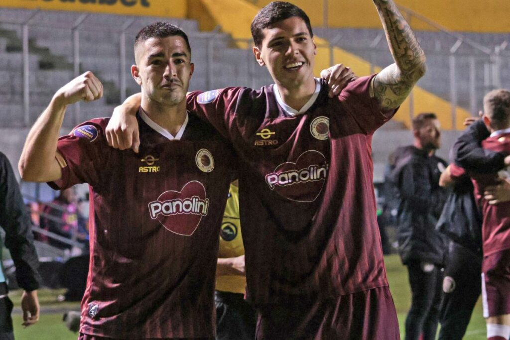 Jugadores de Vinotinto celebran uno de los goles marcados a Delfín en la fecha 8 de la Liga Pro 2025.