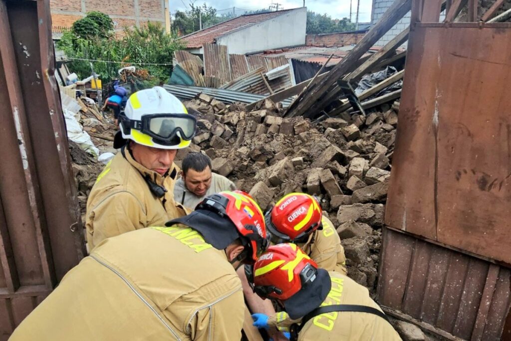 La vivienda que colapsó en Cuenca era de adobe.