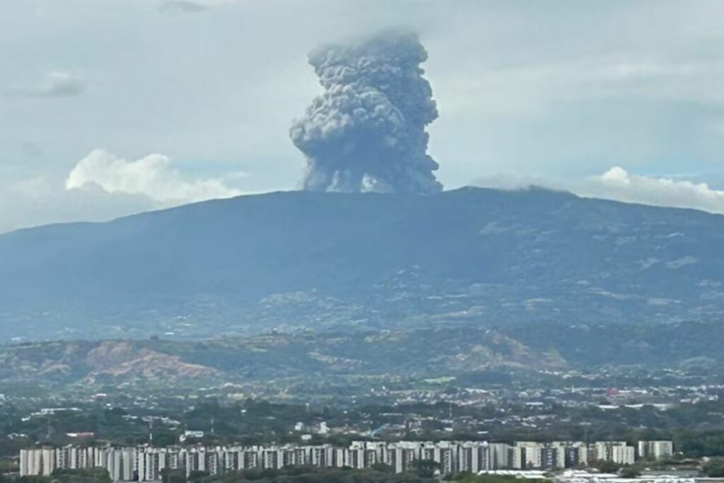 Erupción del volcán Poás, este lunes 21 de abril del 2025.