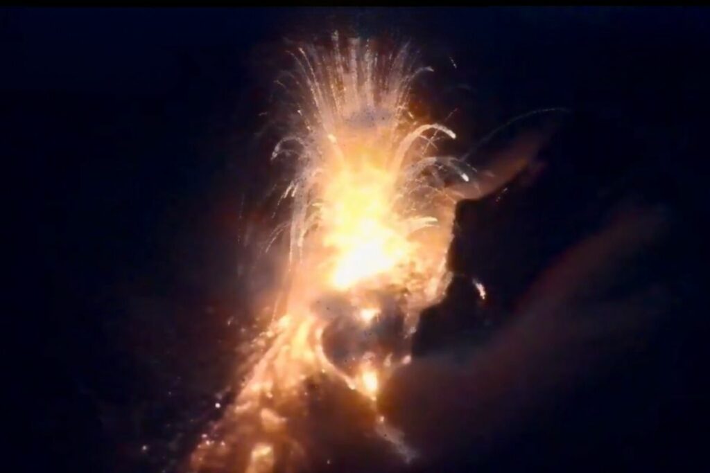 El volcán Sangay durante su actividad eruptiva de esta noche