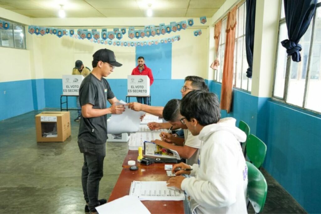 El peso del voto joven en Ecuador, entre mitos, ausentismo y estrategias políticas 