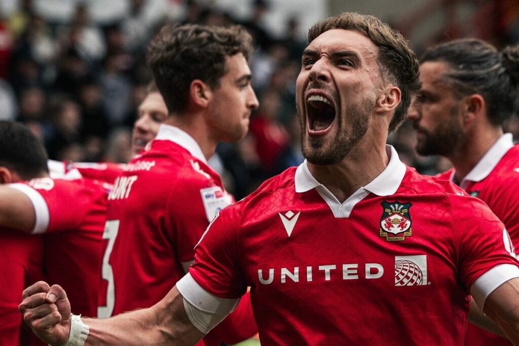 Sam Smith celebra uno de los goles del Wrexham ante el Charlton este sábado 26 de abril de 2026.