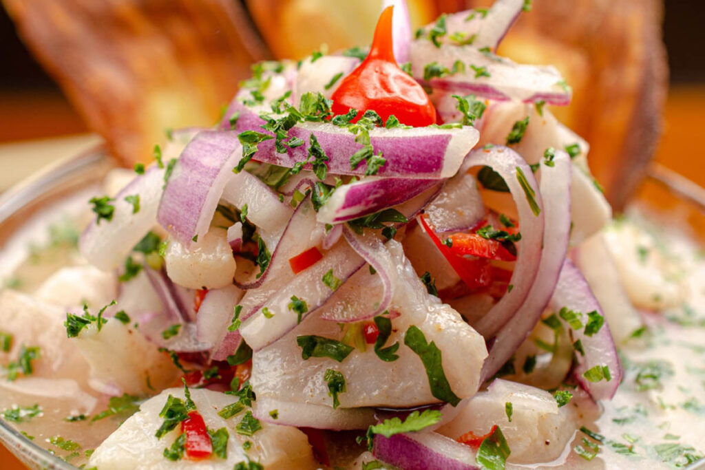 Prueba este ceviche ecuatoriano, perfecto para un almuerzo ligero o una reunión con amigos.