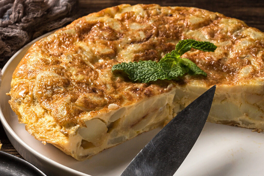 La tortilla de papa es una opción completa y saciante, rica en proteínas, fibra, vitaminas y minerales esenciales para una dieta saludable.