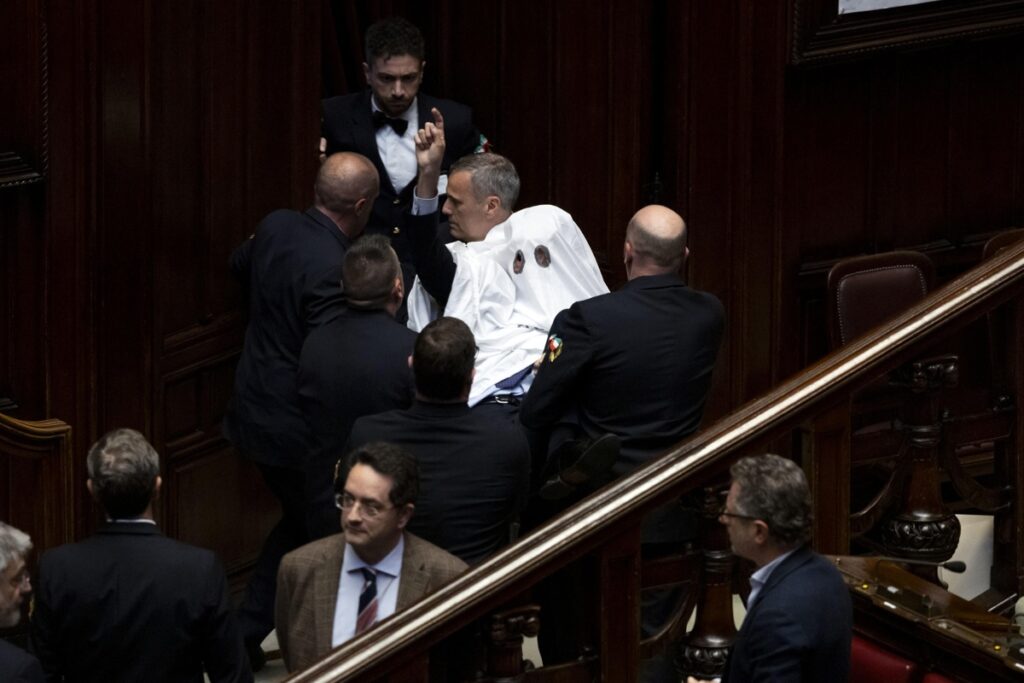 El diputado italiano Riccardo Magi aparece en la Cámara vestido de fantasma, cubierto con una sábana blanca. Foto: EFE