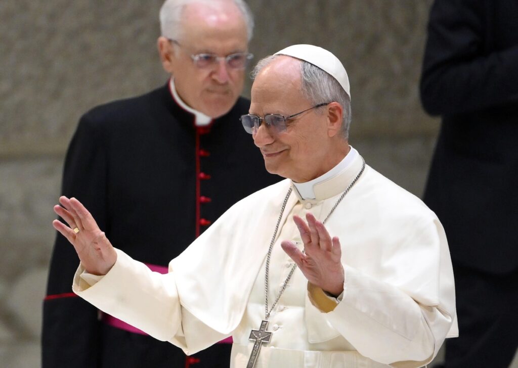 El Papa León XIV llega a una audiencia con miembros de los medios de comunicación en el Aula Pablo VI de la Ciudad del Vaticano. Foto: EFE