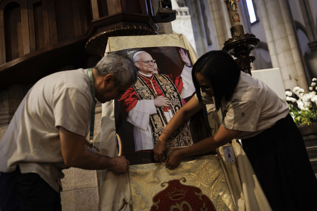 Personas sostienen la imagen del papa León XIV durante una misa en honor al nuevo pontífice en La catedral de la ciudad de São Paulo (Brasil).