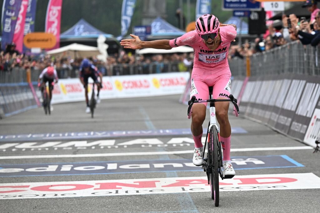 Isaac del Toro, rival de Richard Carapaz en el Giro de Italia, tras cruzar la meta en una etapa.