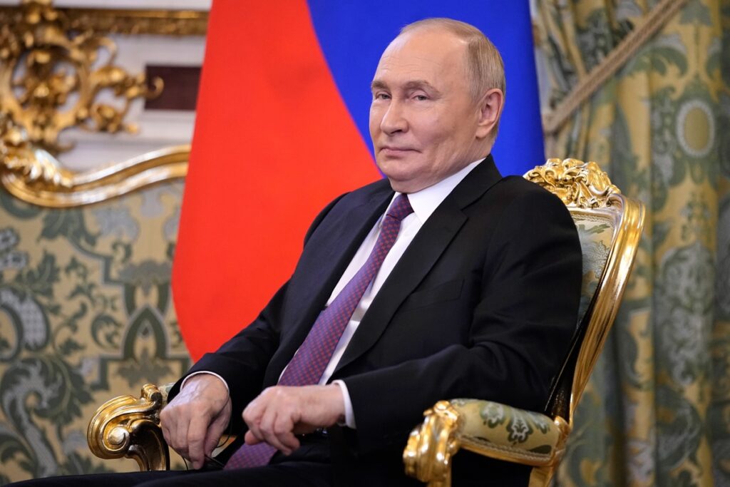 El presidente ruso, Vladimir Putin, observa durante su reunión con el presidente del Consejo de Liderazgo Presidencial de Yemen, Rashad Mohammed Al-Alimi.