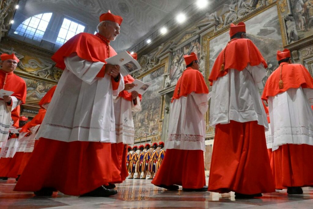 Los cardenales se reúnen antes del inicio del cónclave para elegir a un nuevo Papa en la Capilla Sixtina, en la Ciudad del Vaticano, el 7 de mayo de 2025.