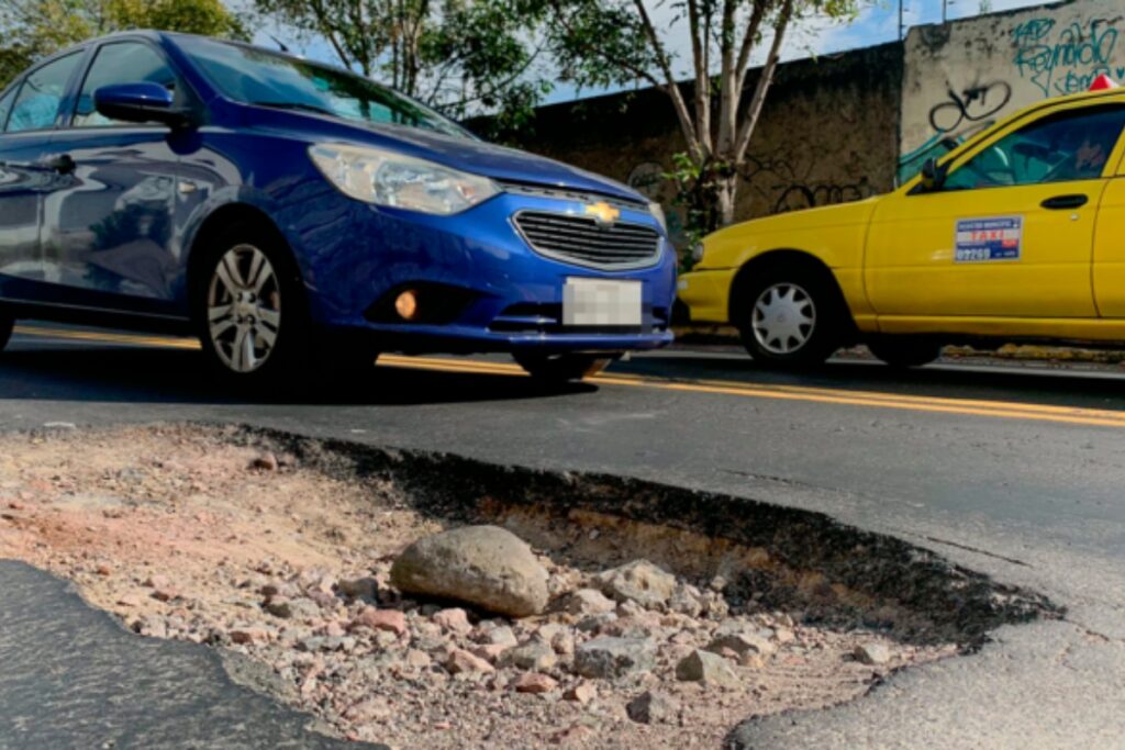 Imagen referencial. Los ciudadanos hacen sus denuncias sobre el estado de las calles de Quito.