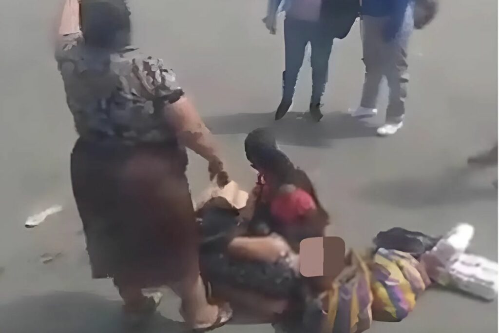 En Guayaquil, una joven de 21 años tuvo a su bebé sobre el asfalto. Foto: Captura de video de redes sociales.