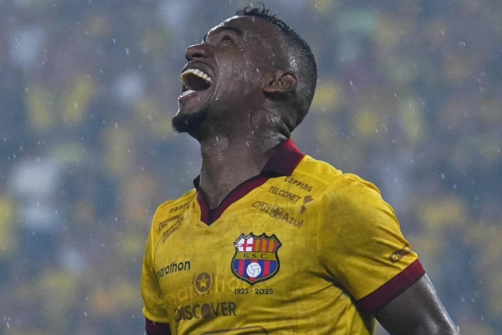 Dixon Arroyo celebra con Barcelona SC en los festejos de su centenario.