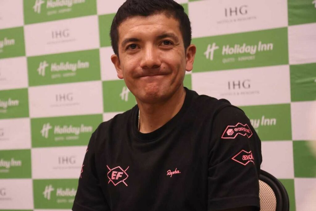 Richard Carapaz en Quito antes de partir hacia el Giro de Italia 2025.