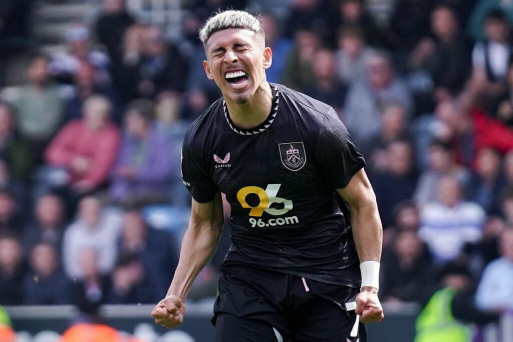 Jeremy Sarmiento con el Burnley en la EFL Championshio de Inglaterra.