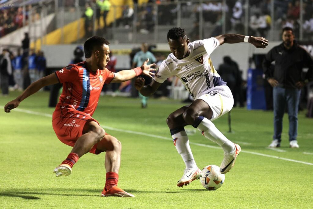 Darío Pazmiño (izq.) disputa un balón contra un rival de Liga de Quito en la Liga Pro.
