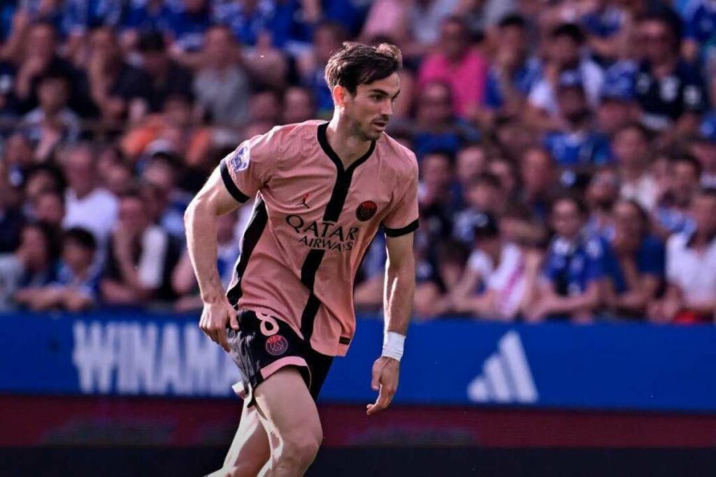 Fabián Ruíz durante el último partido del PSG, donde también milita Willian Pacho.