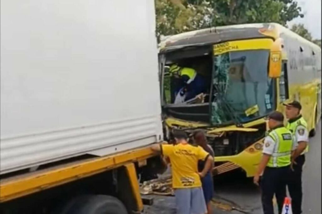 Bus que transportaba a jugadoras juveniles de Barcelona SC tras un siniestro de tránsito.