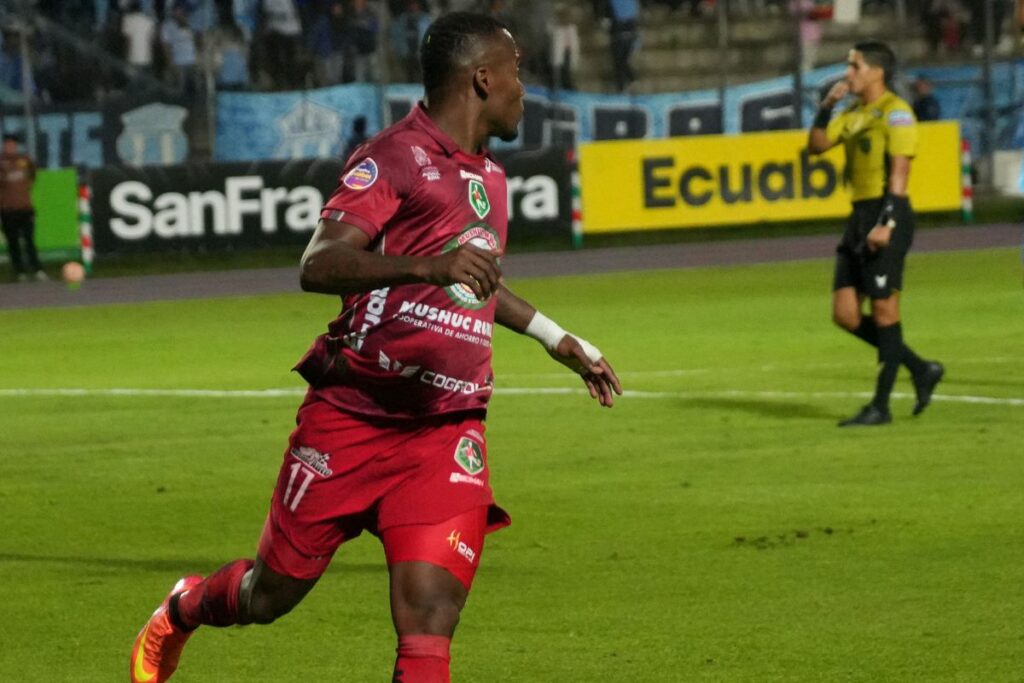Cristian Penilla celebra un gol de Mushuc Runa en la Liga Pro.