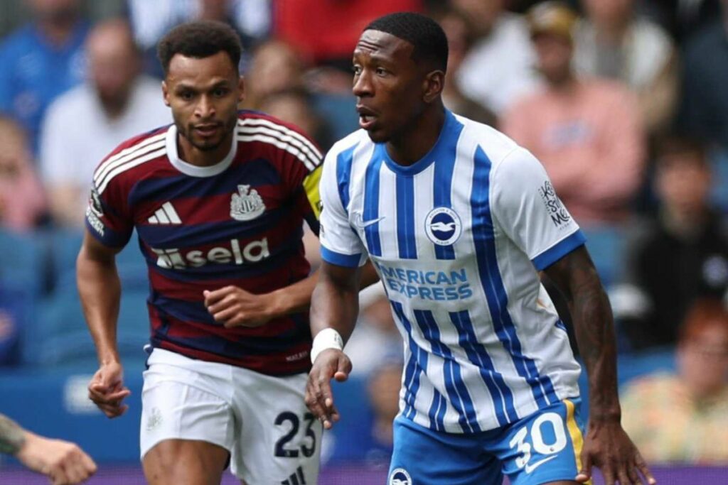 Pervis Estupiñán (der.) en su partido con el Brighton ante el Newcastle en la Premier League.