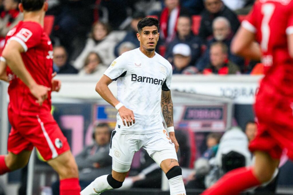 Piero Hincapié con el Bayer Leverkusen en el partido ante el Friburgo en la Bundesliga.