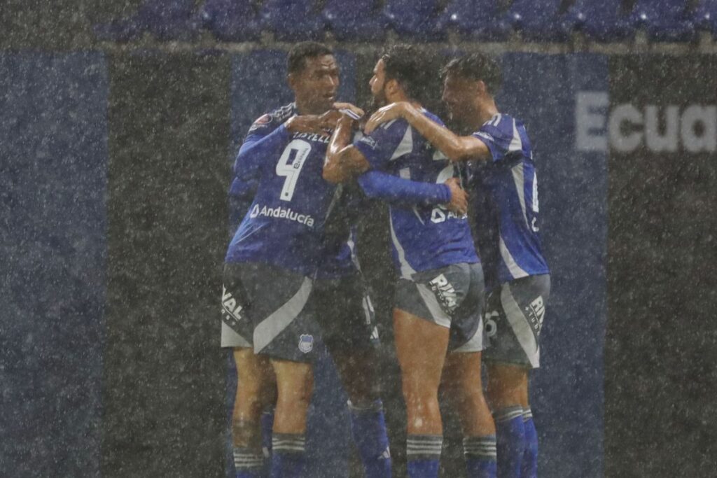 Jugadores de Emelec celebran uno de sus goles ante IDV en la Liga Pro.