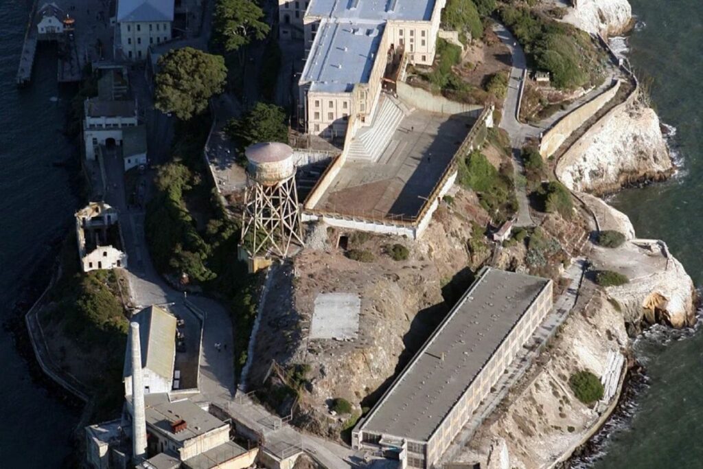 La Prisión Federal de Alcatraz o Penitenciaría de los Estados Unidos (conocida comúnmente como Alcatraz).