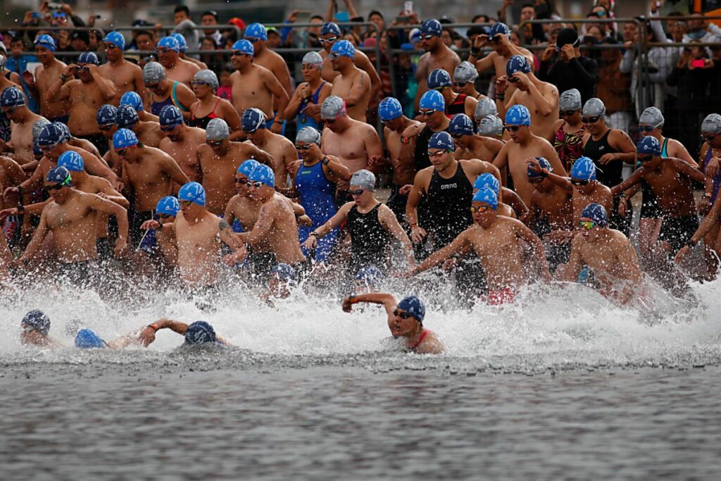 Nadadores en una competencia previa en el lago San Pablo.