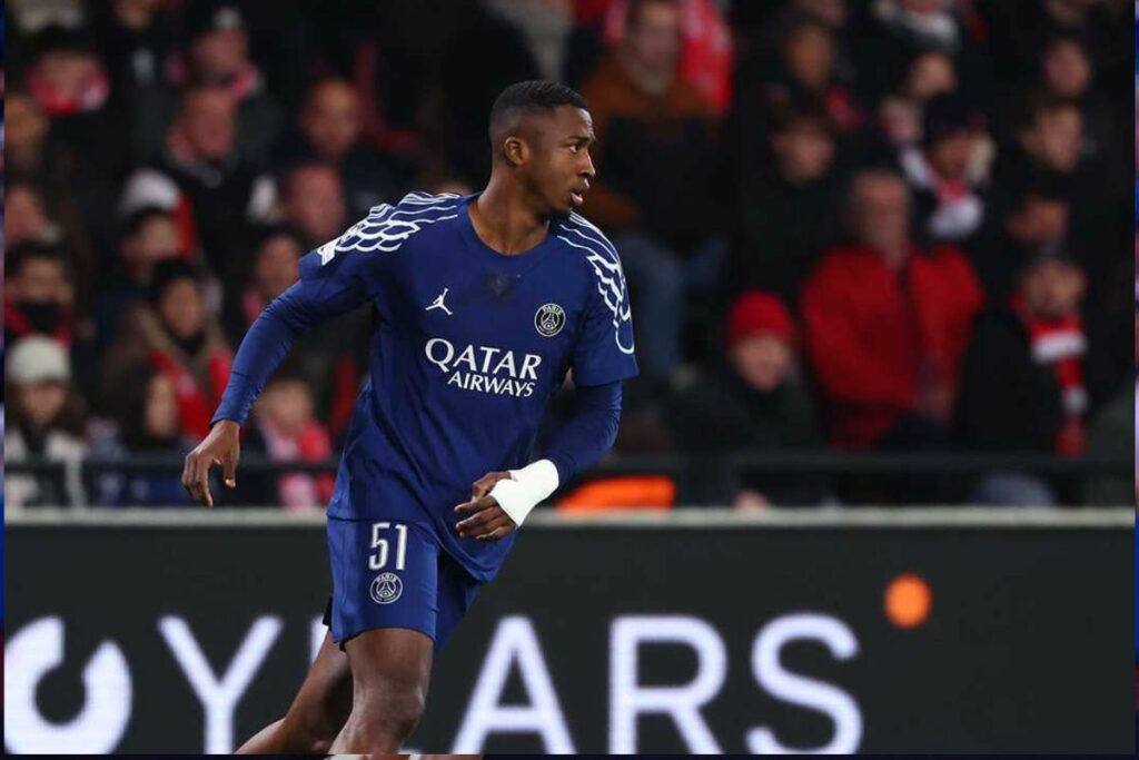Willian Pacho en un partido del PSG antes de jugar las semifinales de la UEFA Champions League.