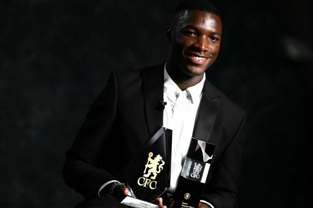 Moisés Caicedo con los premios al mejor jugador de la temporada del Chelsea y al mejor escogido por sus compañeros.