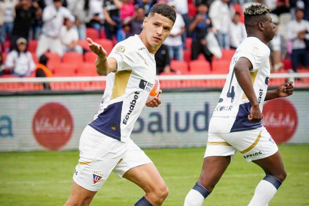 Álex Arce, delantero de Liga de Quito, durante un partido antes de la Copa Libertadores.