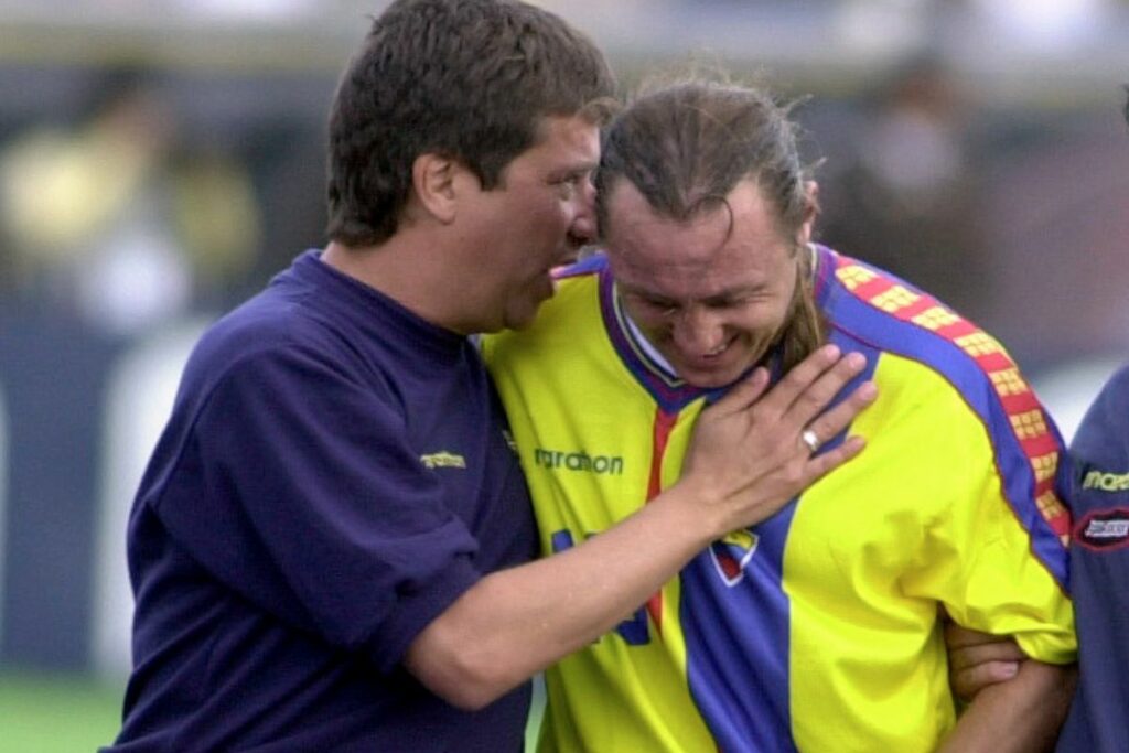 Hernán Darío 'Bolillo' Gómez (izq.) y Álex Aguinaga con la Selección de Ecuador en las eliminatorias rumbo al Mundial 2002.