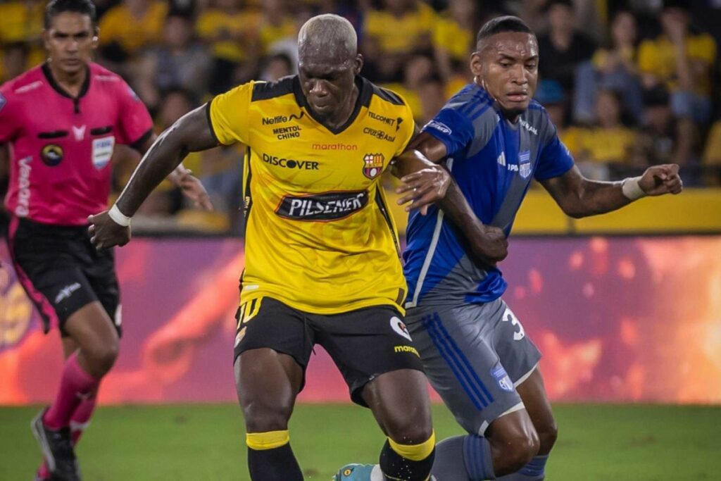 Felipe Caicedo (izq.) disputa un balón con un rival de Emelec en el Clásico del Astillero.