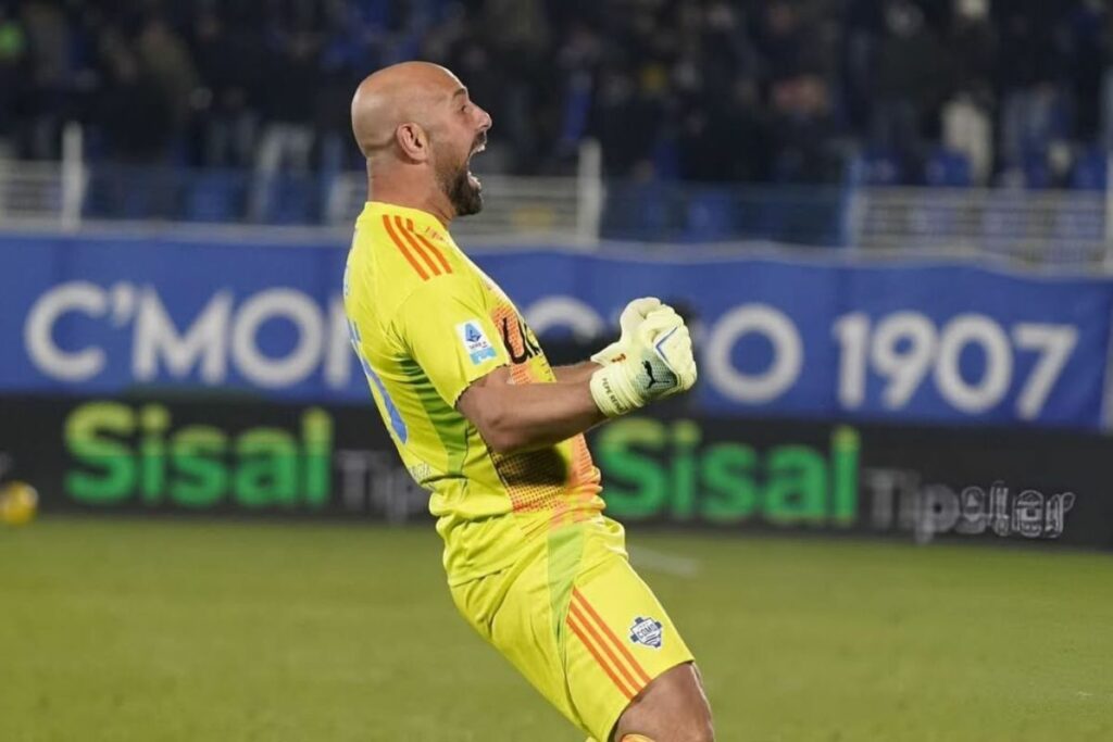 Pepe Reina, arquero español, en su último partido con el Como de Italia a los 42 años.