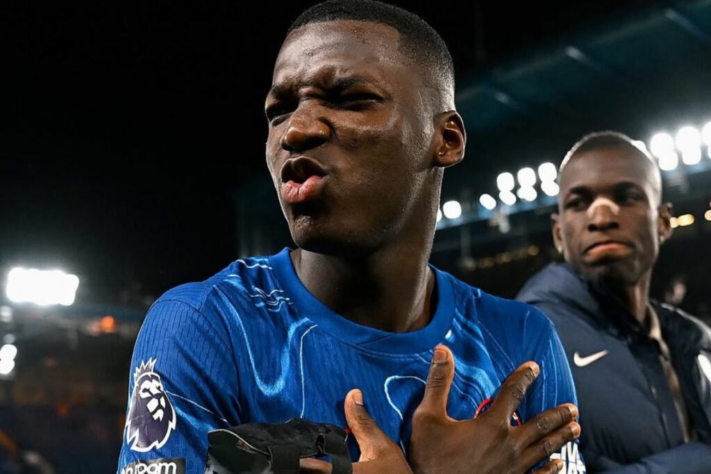 Moisés Caicedo en un partido del Chelsea en la Premier League antes de la final de la UEFA Conference League.
