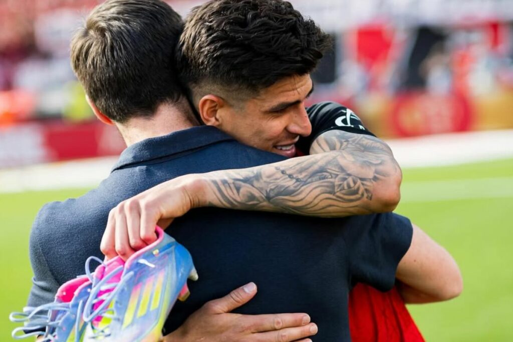 Piero Hincapié (der.) abraza a Xavi Alonso, futuro DT del Real Madrid, en su etapa en el Bayer Leverkusen.